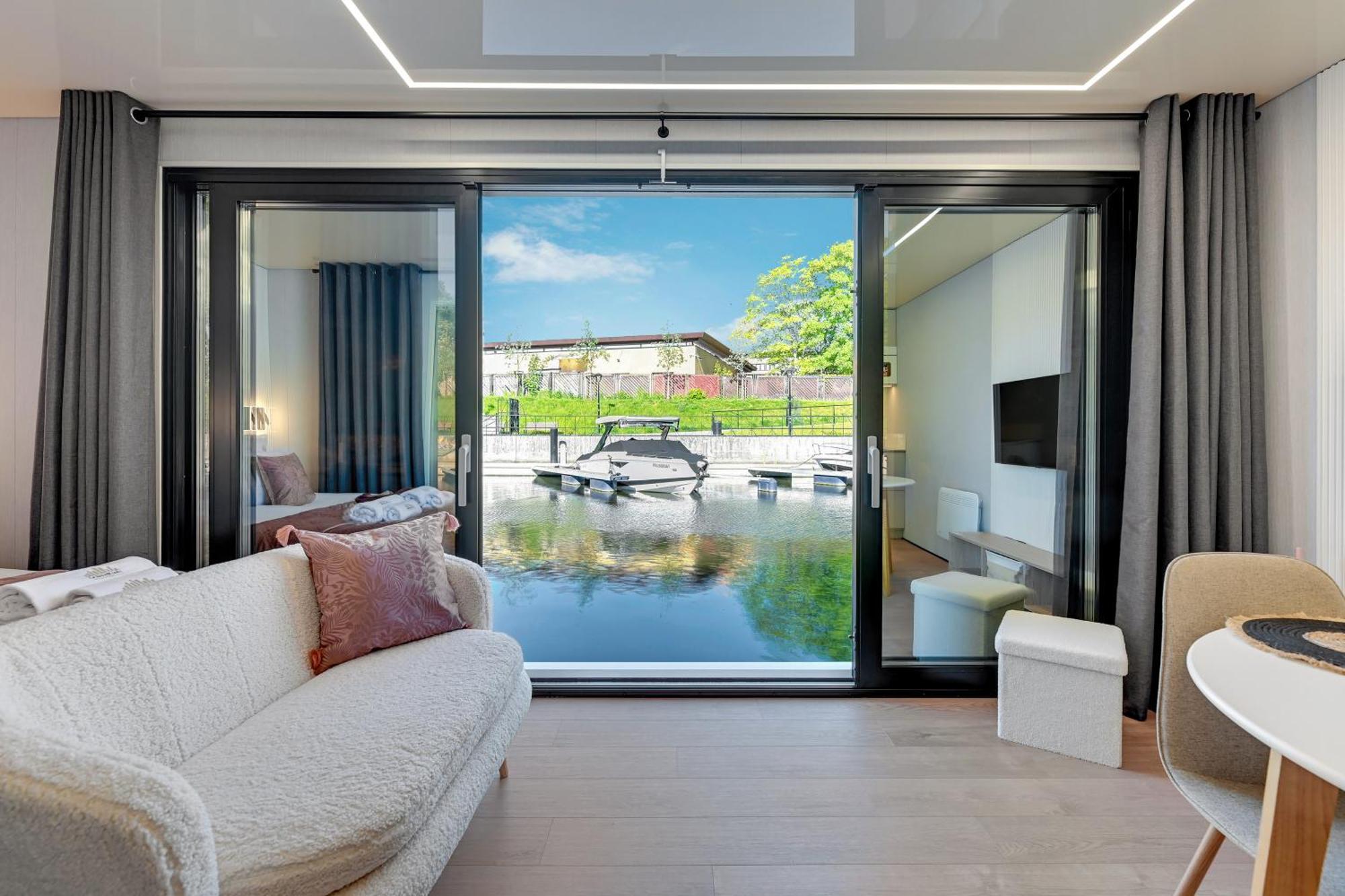 Domy Na Wodzie - La Mare Motlava Houseboats With Sauna By Downtown Apartments Gdansk Room photo